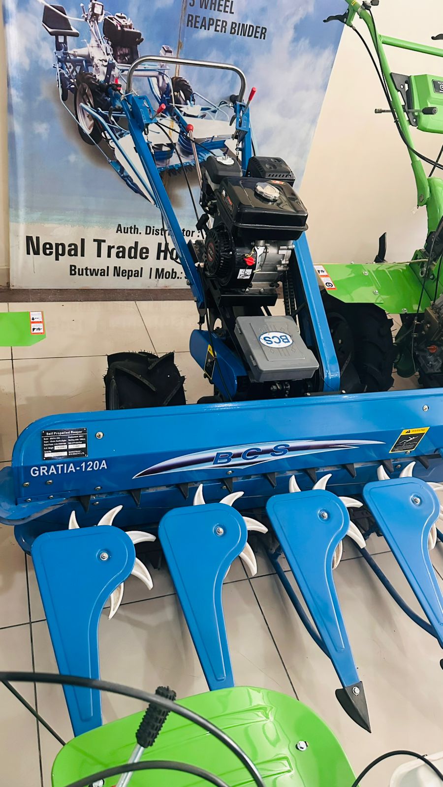 Self-Propelled Vertical Conveyor Reaper Thumbnail